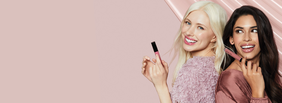 Блеск для губ Mary Kay® не только придает вашим губам глянцевый блеск, но и мгновенно увлажняет благодаря ухаживающим компонентам в составе формулы